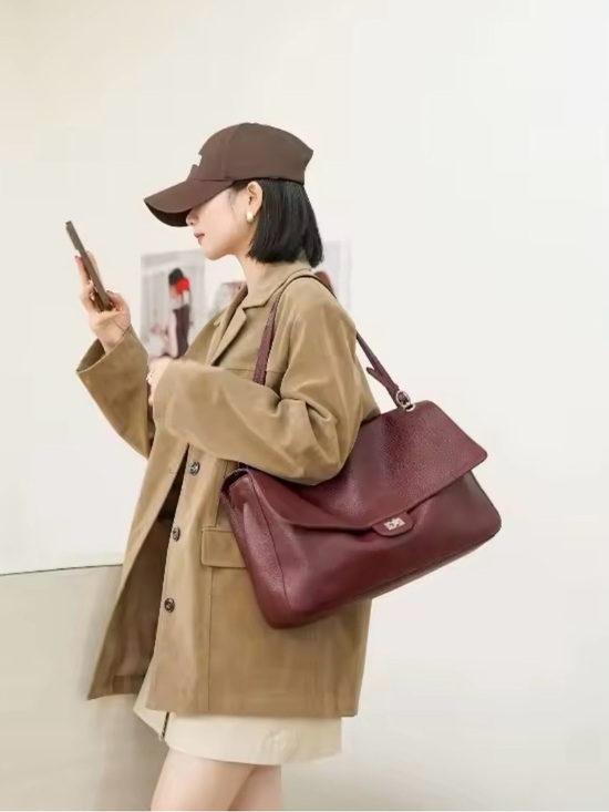 & Other Stories Handbags - & Other Stories Burgundy Leather Shoulder Tote